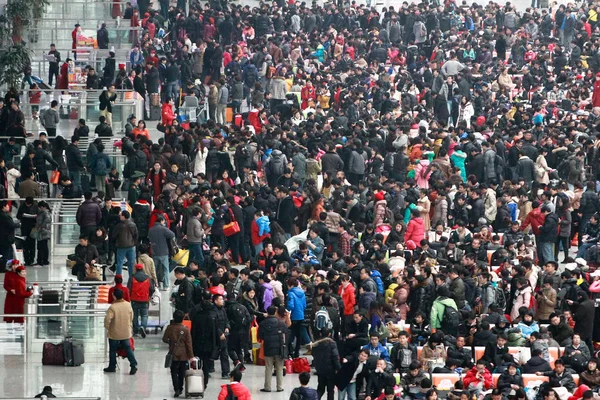 Folle Passeggeri Cinesi Aspettano Loro Treni Alla Stazione Ferroviaria Shanghai — Foto Stock