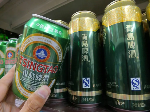 Een Klant Koopt Een Blik Van Tsingtao Bier Een Supermarkt — Stockfoto