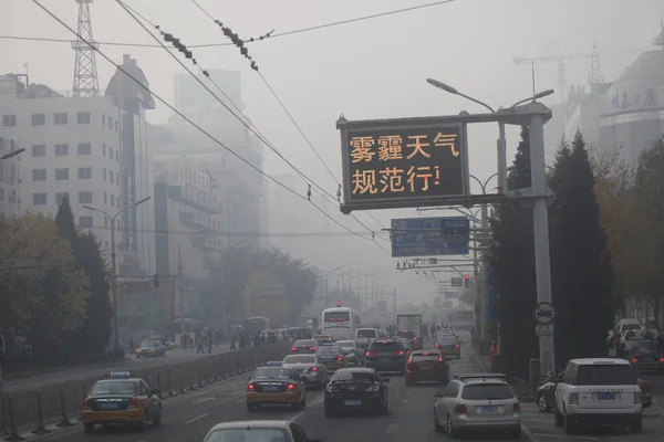 Vehículos Viajan Una Carretera Con Niebla Pesada Beijing China Noviembre — Foto de Stock