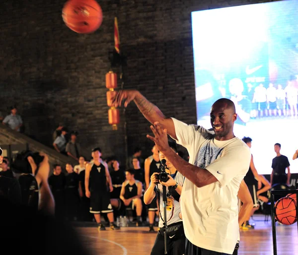 Nba Star Kobe Bryant Shoots Basket Fan Meeting Event His — Stock Photo, Image