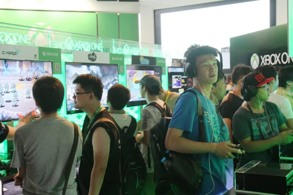 Visitors Play Electronic Games Microsoft Xbox One Game Consoles 12Th — стоковое фото