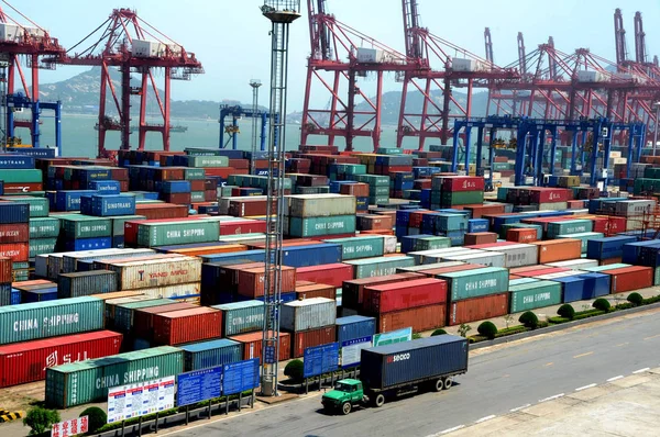 Container Vrachtwagen Passeert Door Stapels Van Containers Haven Van Lianyungang — Stockfoto