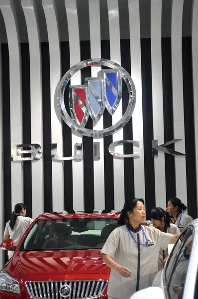 Chinese Schoonmaak Werknemers Stof Uit Buick Auto Van Shanghai Een — Stockfoto