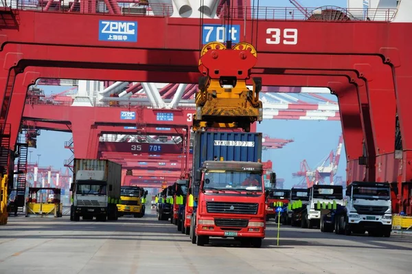 Grúas Ponen Contenedores Camiones Puerto Qingdao Ciudad Qingdao Provincia Chinas — Foto de Stock