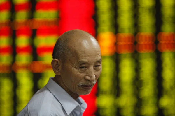 Ein Chinesischer Investor Spricht Anderen Während Sie Die Aktienkurse Rot — Stockfoto