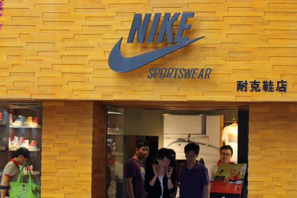 Clientes Saem Uma Loja Roupas Esportivas Nike Cidade Wuhan Província — Fotografia de Stock