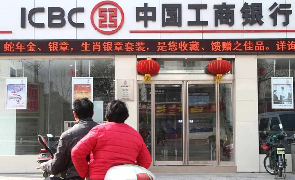 2013年3月24日 中国骑自行车者骑车经过中国工商银行 中国工商银行 位于中国中部河南省许昌市的分行 — 图库照片