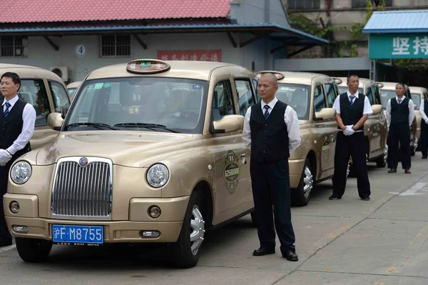 Taxistas Posan Junto Taxis Estilo Londinense Pintados Oro Estacionamiento Shanghai — Foto de Stock