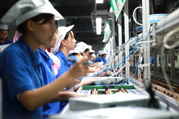Trabajadores Chinos Montan Prueban Los Decodificadores Una Planta Coship Electronics —  Fotos de Stock