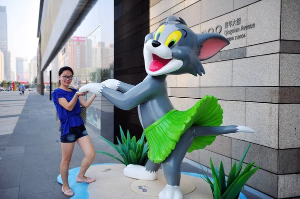 Молодая Женщина Позирует Скульптурой Тома Торговом Центре Mixc Городе Шэньян — стоковое фото