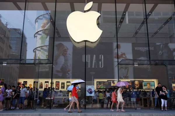 Πεζοί Περπατούν Πέρα Από Apple Store Στον Εμπορικό Δρόμο Nanjing — Φωτογραφία Αρχείου