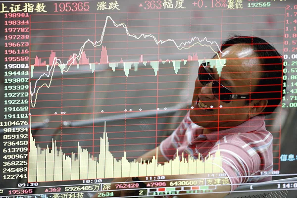 在这张多曝光图片中 一位中国投资者在中国东部安徽省淮北市一家股票经纪公司查看上证综指后微笑 2013年6月28日 — 图库照片