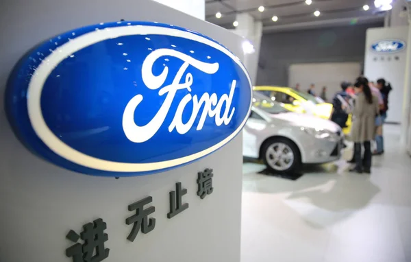 Visitatori Guardano Ford Automobili Durante Salone Auto Nella Città Jiujiang — Foto Stock