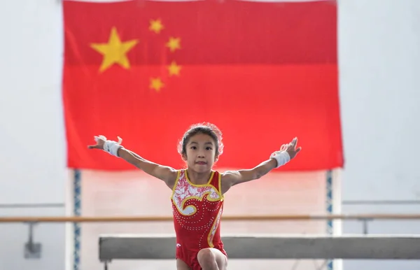 Uma Jovem Pratica Durante Treinamento Ginástica Fuyang Sports School Cidade — Fotografia de Stock