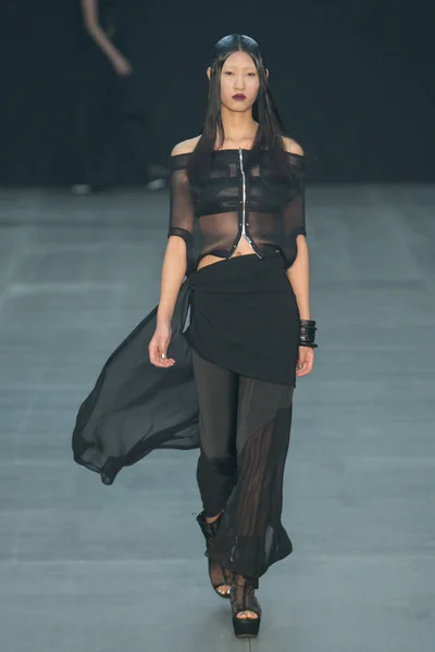 モデルは 2014 中国の北京で中国ロンドンファッションウィークの春 2015 年中にラ Pargay ファッションショーで新しい創造を表示します — ストック写真