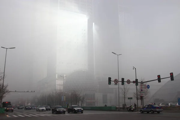 Vehículos Circulan Por Una Carretera Con Niebla Pesada Ciudad Shenyang —  Fotos de Stock