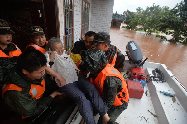 Китайские Спасатели Эвакуируют Пожилую Женщину Затопленного Дома Вызванного Проливными Дождями — стоковое фото