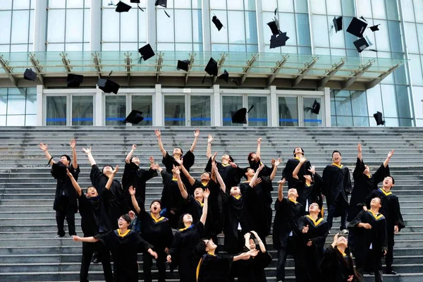 Kinesiska Akademiker Klädda Akademiska Kappor Kasta Hattar Luften För Att — Stockfoto