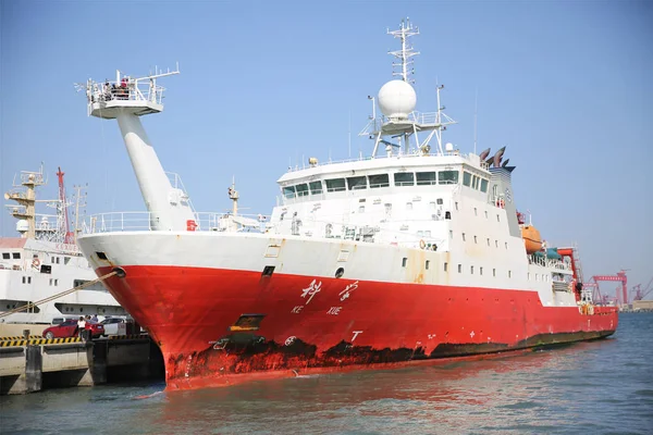 中国調査船 Kexue または 2019 中国東部の山東省青島市太平洋の西の科学的な探検の後 ポートに到着する — ストック写真