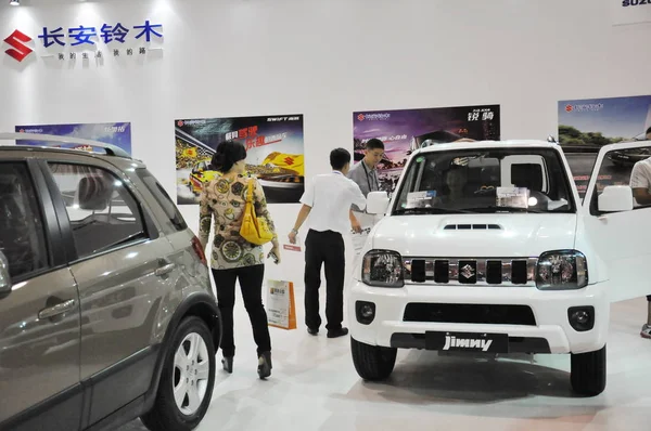 Los Visitantes Observan Suzuki Jimny Importado Durante Una Exhibición Automóviles — Foto de Stock