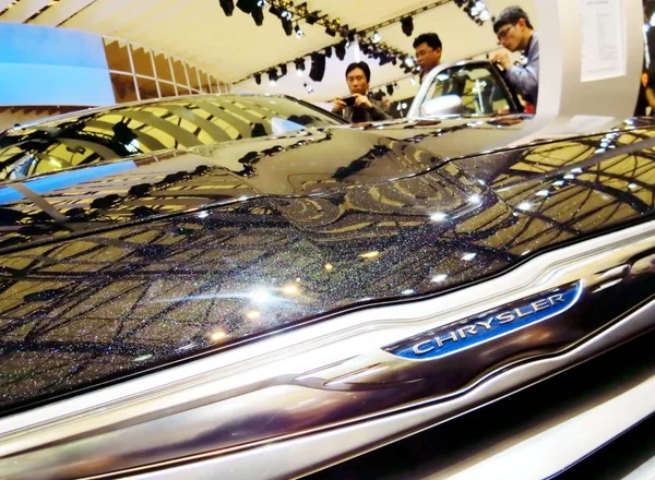 Visitantes Olhar Para Carro Chrysler Exposição Durante 15Th Shanghai International — Fotografia de Stock