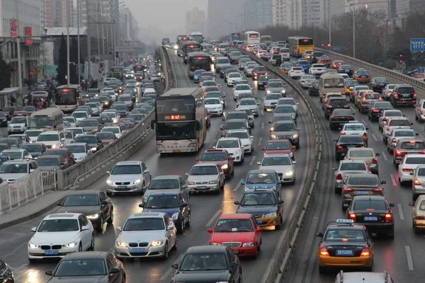 2014年1月26日 在中国北京的一条公路上 大量车辆在交通堵塞中缓慢行驶 — 图库照片