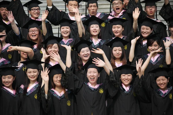 Chinese Graduates Dressed Academic Costumes Celebrate Photography Session College Art — Stock Photo, Image