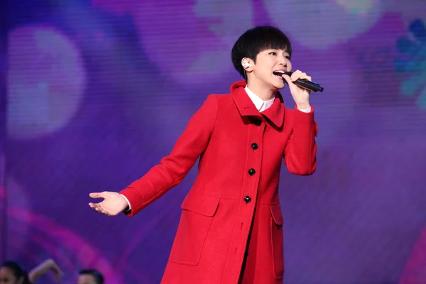 香港歌手何秀兰在中国广东省广州举行的春节联欢晚会上表演 2012年1月18日 — 图库照片