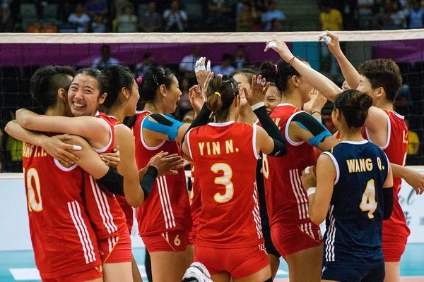 Члени Китайського Жінок Волейбольна Команда Святкувати Після Перемоги Проти Корейських — стокове фото