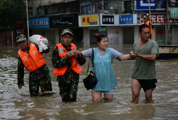 Китайские Спасатели Эвакуируют Местных Жителей Затопленных Районов Вызванных Ливнями Округе — стоковое фото