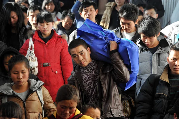 Une Foule Passagers Chinois Dirigent Vers Leurs Trains Gare Guiyang — Photo