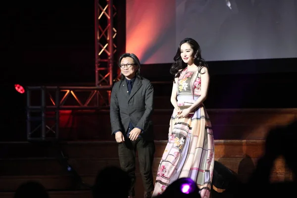 中国国際映画祭ロンドンのイギリスのロンドンでの授賞式でステージ上中国の女優ヤン 香港監督ピーターちゃんポーズ 2014 — ストック写真