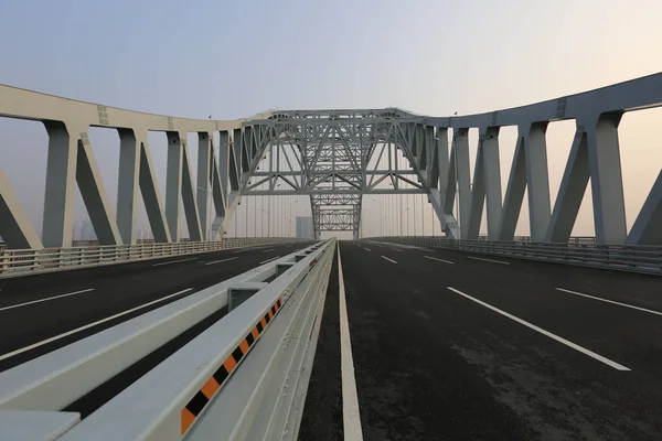 Hak Desteklenen Sürekli Çelik Makas Kemer New Liuliang Nehri Köprüsü — Stok fotoğraf
