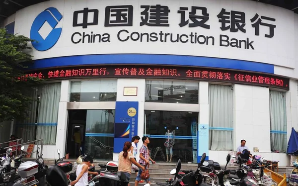 Πεζοί Περπατούν Πέρα Από Ένα Υποκατάστημα Της Κίνας Κατασκευαστική Τράπεζα — Φωτογραφία Αρχείου
