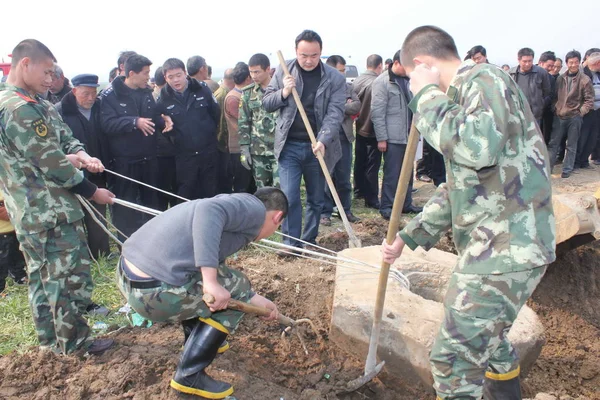 Chinese Soldiers Try Pull Out Woman Who Fell Well Sheqi — Stock Photo, Image