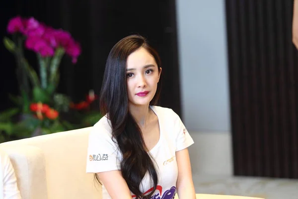 Chinese Actrice Yang Glimlacht Tijdens Een Persconferentie Een Liefdadigheidsevenement Het — Stockfoto