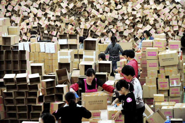 Chińskich Pracowników Pakiet Produktów Zamówień Online Magazynie Online Przekąskę Sprzedawcy — Zdjęcie stockowe