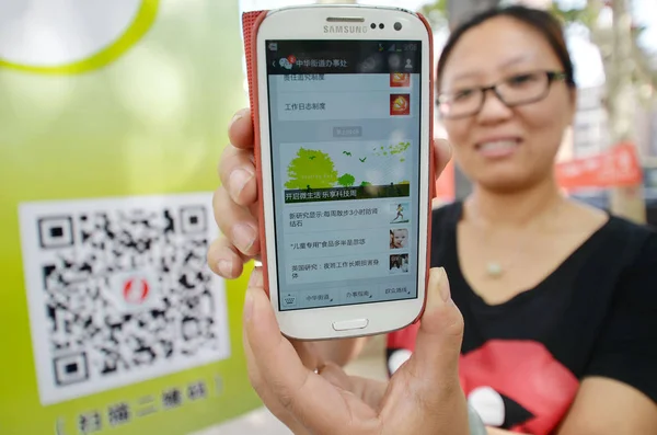 Chinese Woman Uses Online Messaging App Wechat Tencent Her Samsung — Stock Photo, Image