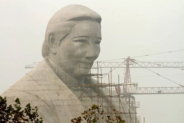 Trabalhadores Chineses Estão Construindo Uma Estátua Pedra Soong Ching Ling — Fotografia de Stock