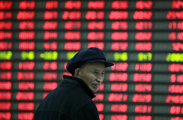 Een Chinese Investeerder Glimlacht Als Hij Kijkt Naar Prijzen Van — Stockfoto