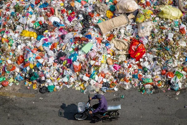 Ein Chinesischer Radfahrer Fährt Müllbergen Vorbei Die Auf Einer Straße — Stockfoto