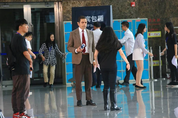 2014年8月20日 英国演员罗文 阿金森 在中国上海梅赛德斯 奔驰竞技场为电视广告拍摄期间饰演豆豆先生 — 图库照片