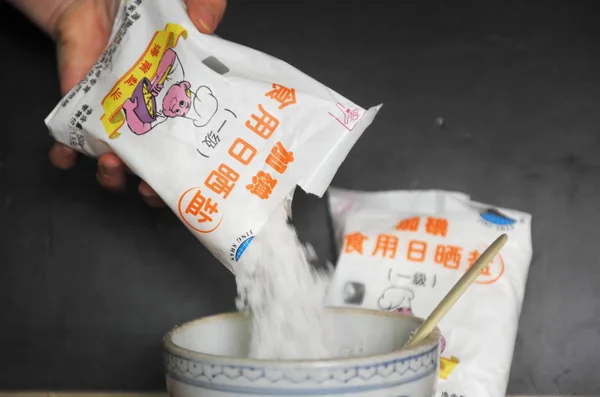 Ένας Κινέζος Κάτοικος Ρίχνει Μια Σακούλα Επιτραπέζιο Αλάτι Ένα Βάζο — Φωτογραφία Αρχείου
