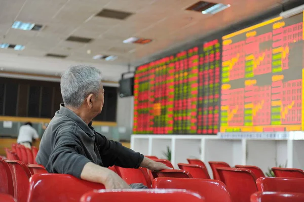 Een Chinese Investeerder Kijkt Naar Prijzen Van Aandelen Rood Voor — Stockfoto