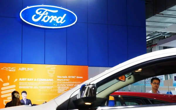 Люди Посещают Стенд Ford Время Автомобильной Выставки Шанхае Китай Июня — стоковое фото