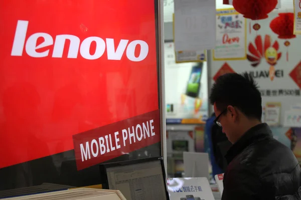 File Клієнт Читає Інформацію Комп Ютері Стенді Lenovo Мобільний Телефон — стокове фото