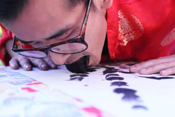 Çinli Halk Sanatçısı Han Xiaoming Hangzhou Kentinde Bir Sokakta Standında — Stok fotoğraf