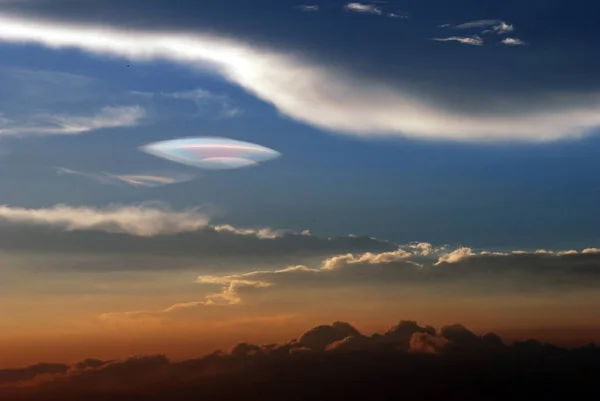 Een Kleurrijke Ufo Vormige Wolk Wordt Gezien Hemel Boven Xiamen — Stockfoto