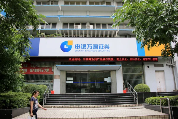 Peatón Pasa Por Una Sucursal Shenyin Wanguo Securities Shanghai China —  Fotos de Stock