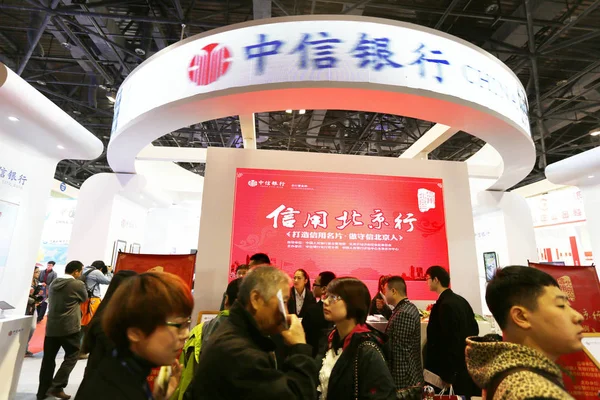 File Gente Visita Stand China Citic Bank Durante Una Exposición —  Fotos de Stock